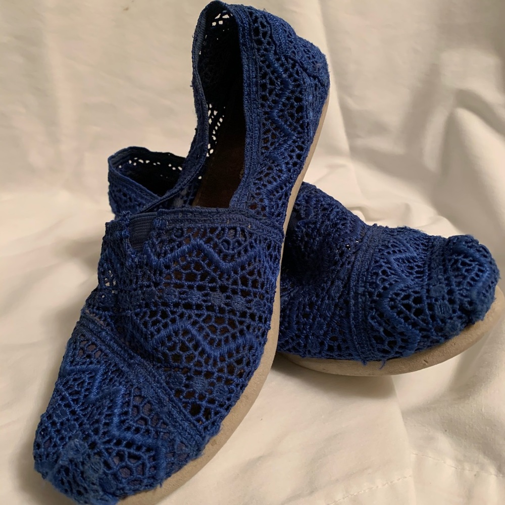 Toms women’s 8 slip on shoes